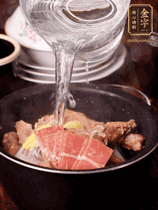 所有食材放入電飯鍋，加2勺料酒，足量的開水，按煲湯鍵煮湯