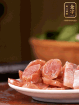 金字咸肉、金字香腸煮熟。咸肉切條、香腸切片備用。