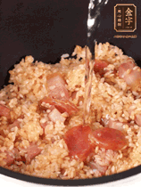 一起放入電飯鍋，加入剛好沒過食材的水。