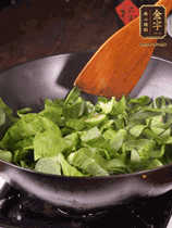 上海青切碎，用豬油炒到半熟