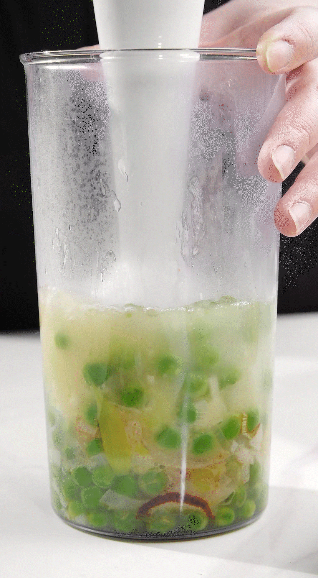 炒好的蔬菜+高湯或熱水，倒入破壁機(jī)攪打細(xì)膩絲滑即可。