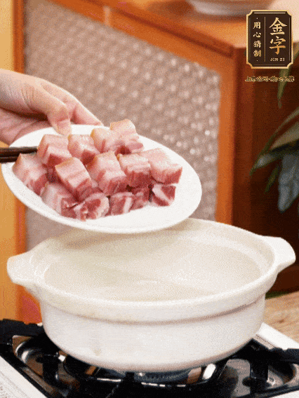 鍋內(nèi)倒油，下咸肉微微煸炒，再放排骨炒一下