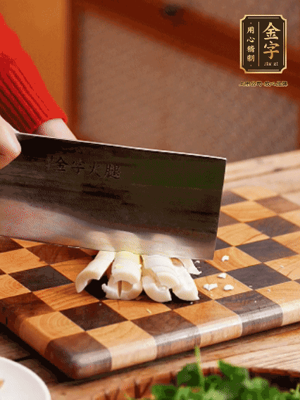 春筍剝?nèi)ネ鈿?，拍碎切成小條