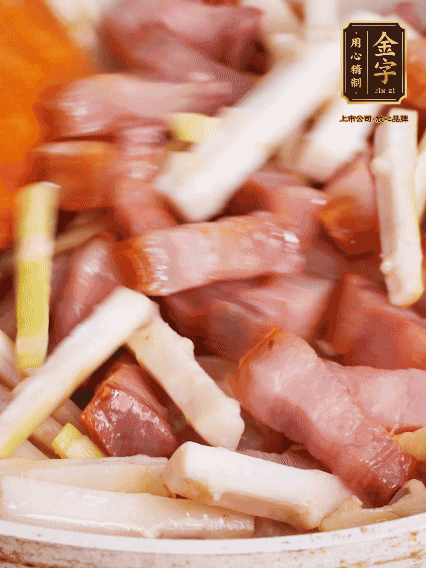 少許油煸香咸肉，下春筍翻炒均勻