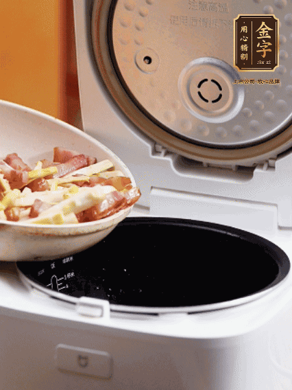 和洗凈的大米一起倒入電飯煲，攪拌均勻。水剛好沒過大米