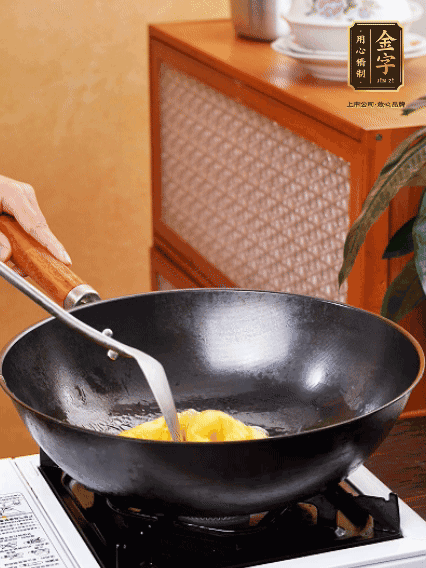 熱油，下雞蛋液煎好，盛出備用