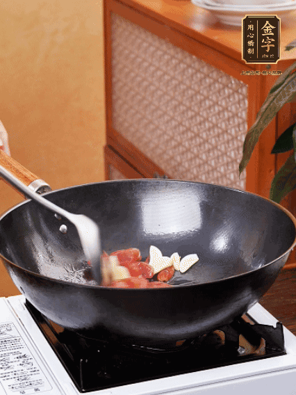 熱油，香腸微微煸出香味，加蒜片、小米辣