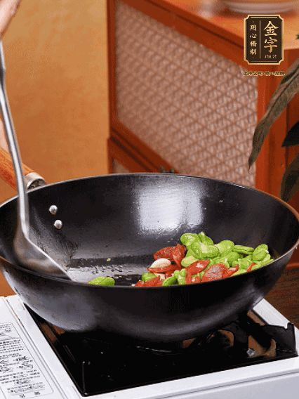 再放入蠶豆翻炒，加一點(diǎn)點(diǎn)醬油調(diào)味