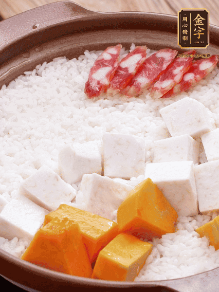 砂鍋涂油，放入泡好的大米。鋪上芋頭、南瓜，倒入開水剛好沒過，中火煮到水收干