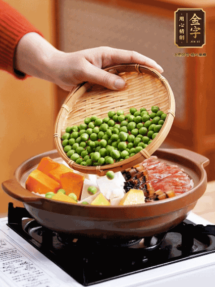 再鋪上臘腸、醬油肉、豌豆，小火煲6分鐘