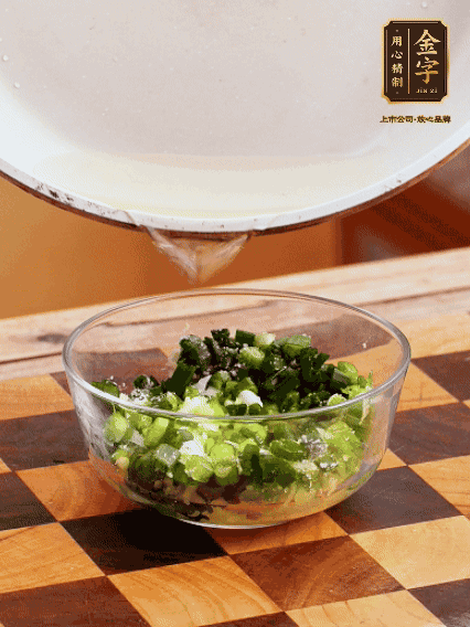 姜末、蔥末加鹽，潑熱油做成蔥姜醬