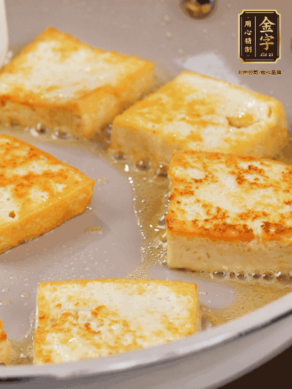 豆腐切片，兩面煎一下備用；春筍切段