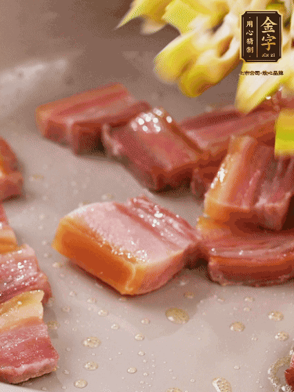 再放春筍翻炒一下，倒入砂鍋中，加適量的熱水，大火燜煮6分鐘