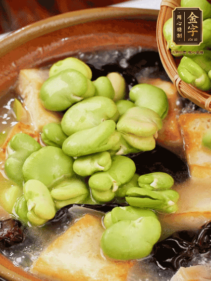 最后可以放豆瓣、木耳煮熟，依照個(gè)人口味加點(diǎn)鹽調(diào)味