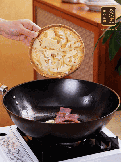 油熱，下蒜末、火腿煸炒出香味，再下筍片微微翻炒