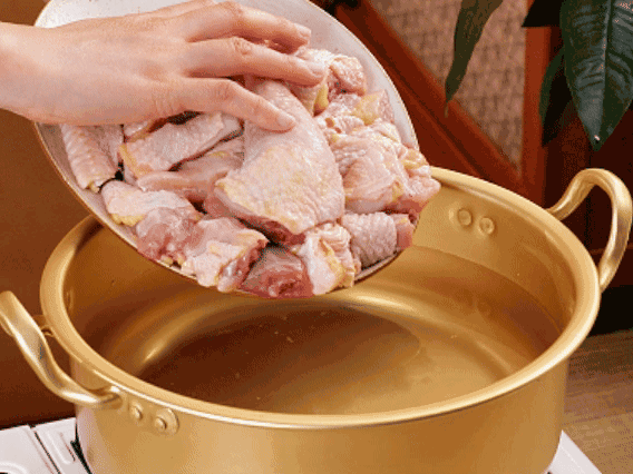 雞肉冷水下鍋，加蔥姜焯水