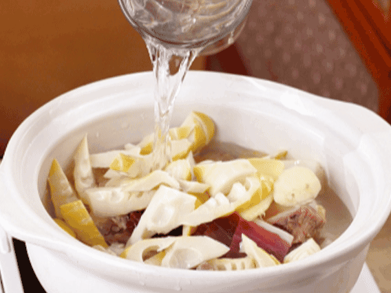 砂鍋中依次放入姜片、雞肉、春筍、火腿，加入足量的水，大火燒開后，轉(zhuǎn)小火燉40分鐘