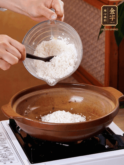 砂鍋中倒入煎羊肚菌的油，涂勻。加入提前浸泡過1小時的生米，再加入和生米齊平的水,,蓋蓋子，大火煮沸后轉(zhuǎn)小火煮至水分微干