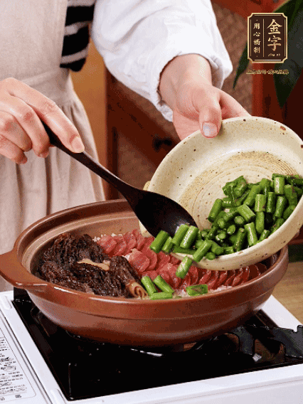 鋪上金字香腸、羊肚菌、蘆筍，蓋蓋子燜7分鐘