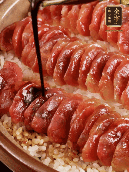 淋上醬汁攪拌均勻
調(diào)一個醬汁：生抽2匙、老抽半匙、蠔油半匙、白砂糖1/3匙、雞精1/3匙、香油5滴、水1匙