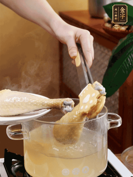 雞腿冷水下鍋，加蔥姜焯水，洗凈備用