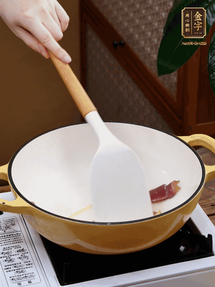 油熱，姜絲、火腿微微煸出香味