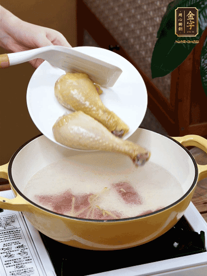 倒清水，放雞腿，大火煮開轉(zhuǎn)中小火煮20分鐘
