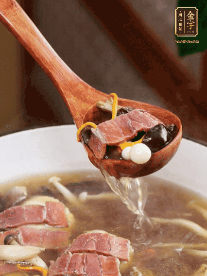 加羊肚菌、雞縱菌、蟲草花、海鮮菇、白玉菇再煮20分鐘