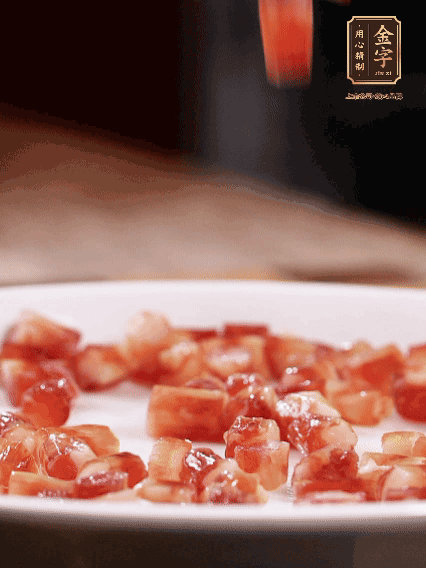 金字迷你小香腸切小段，煎出肉香
