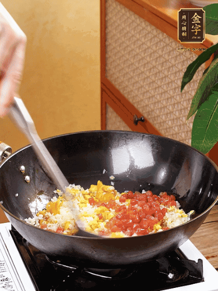 放隔夜飯攪散，加香腸，1勺生抽、半勺鹽調(diào)味。最后撒蔥花