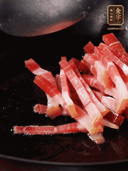豬油潤鍋，下火腿煸香