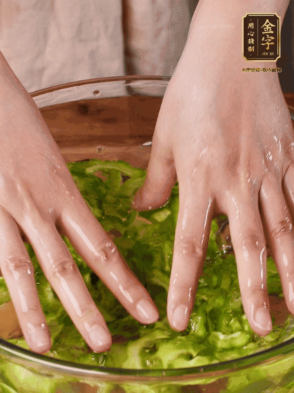 苦瓜去瓤切片，用鹽腌20分鐘，反復(fù)洗凈去苦味