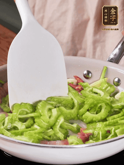 熱油，火腿、蔥姜、干辣椒煸香，再下苦瓜翻炒