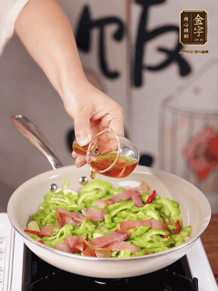 淋一圈料酒，少許糖調(diào)味