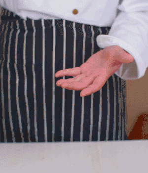 小蔥切碎，淡火腿切碎。