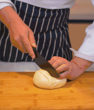 饅頭表面切出1cm左右的網(wǎng)格。