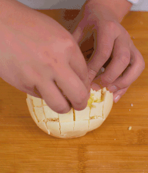 在縫隙里塞適量馬蘇里拉奶酪、再塞入淡火腿碎。