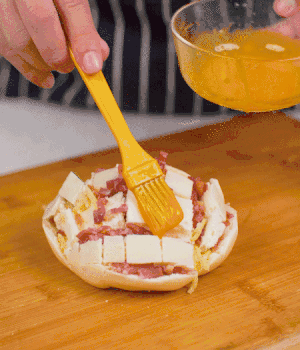 放在烤盤上，表面先刷一層玉米油，再刷一層蛋黃液。