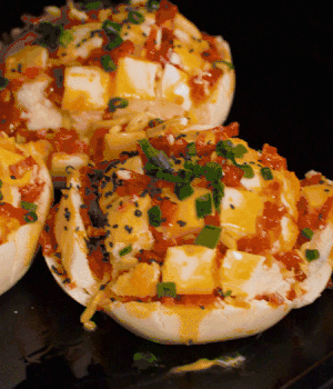 灑適量小蔥和黑芝麻，放入預(yù)熱的烤箱180度15分鐘。