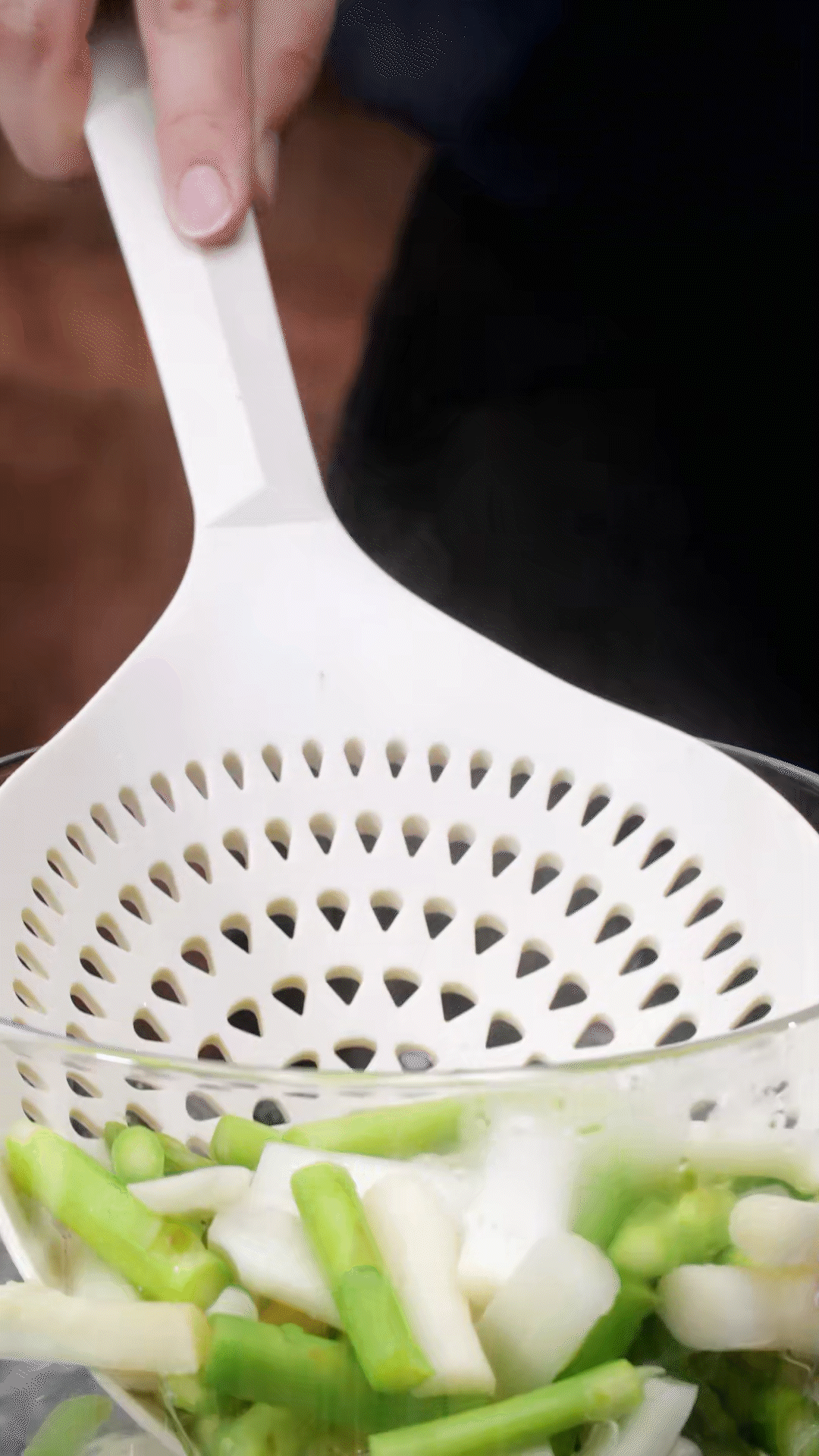 蘆筍切去老根，削皮后切斷焯水
