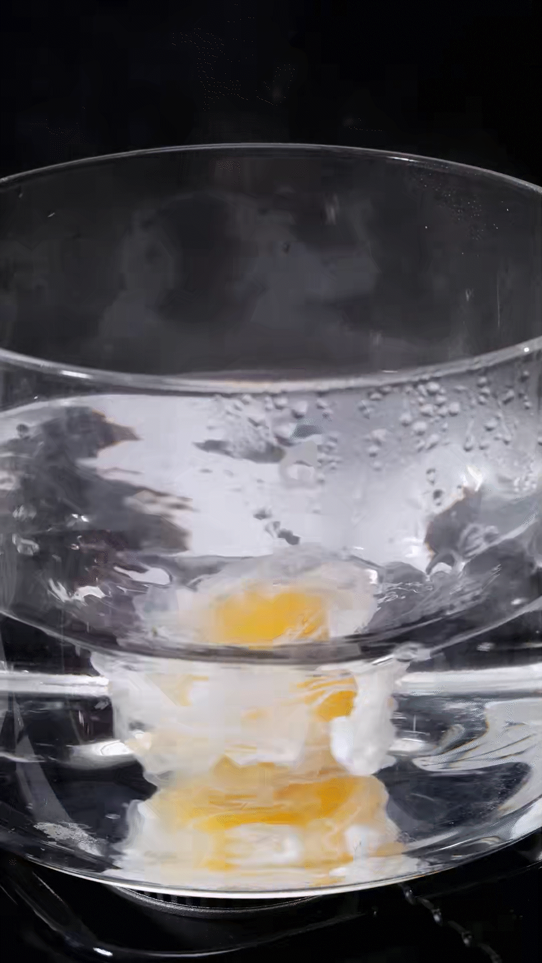 水開加入白醋和雞蛋，做成水波蛋
