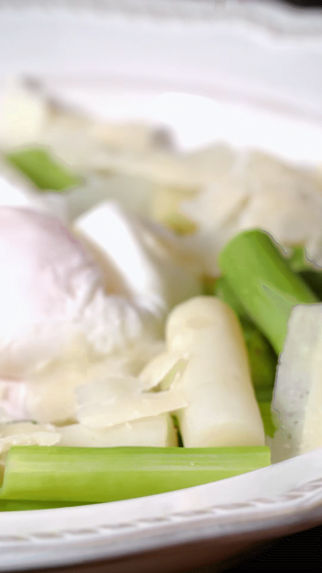 盤中放上蘆筍和雞蛋后，刨上適量干酪
