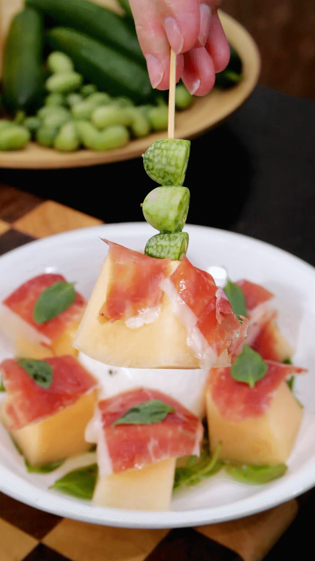 依次放上：布拉塔奶酪球、密瓜和巴瑪火腿
