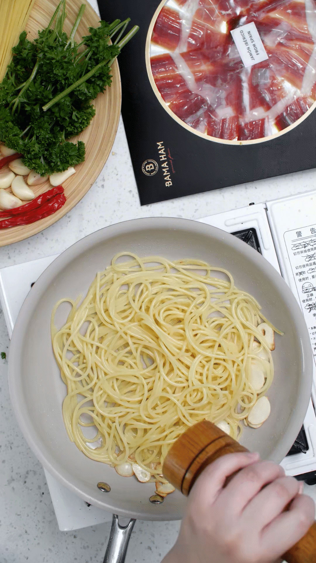 起鍋燒水，水開加入1勺橄欖油和1勺鹽，煮開后放入意面，水再次煮開后轉(zhuǎn)中小火，5號面約8-10分鐘
