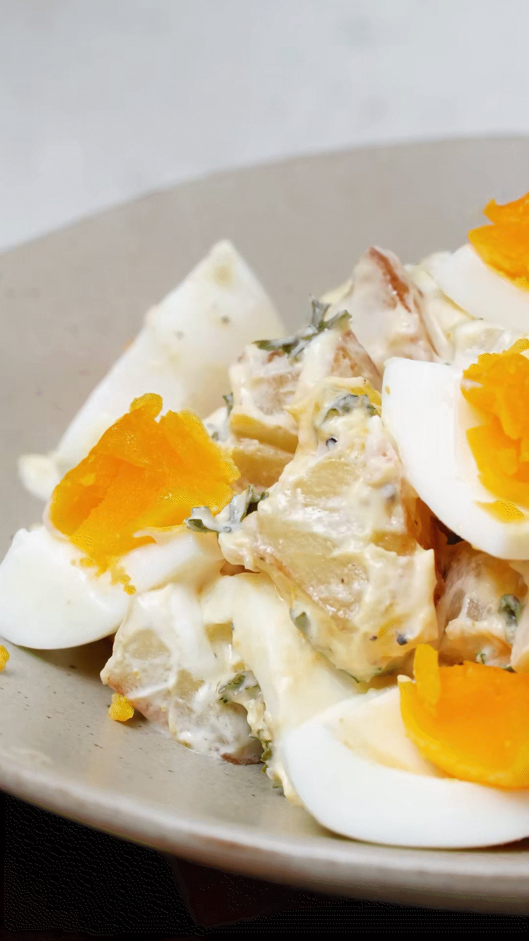 土豆塊和雞蛋加入醬汁，拌勻裝盤