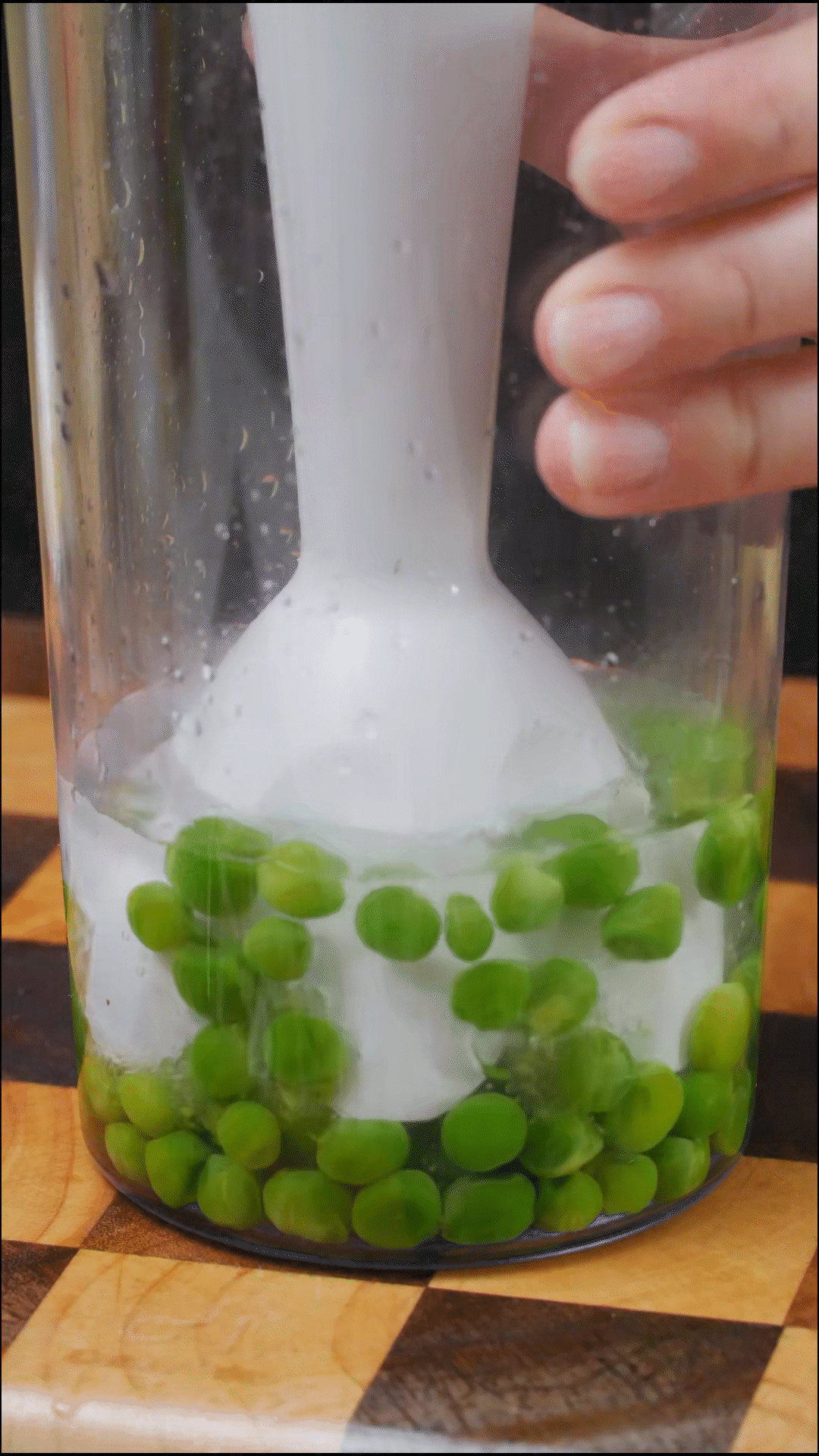 斷生的豌豆加水和大蒜，放入料理機(jī)打成糊狀
