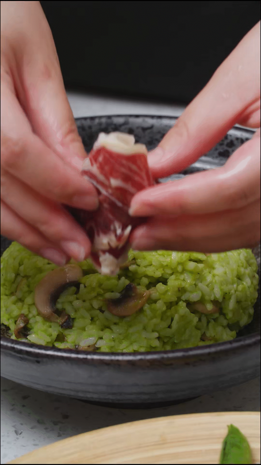 鍋中放入口蘑煎軟后，加一碗煮好的米飯
