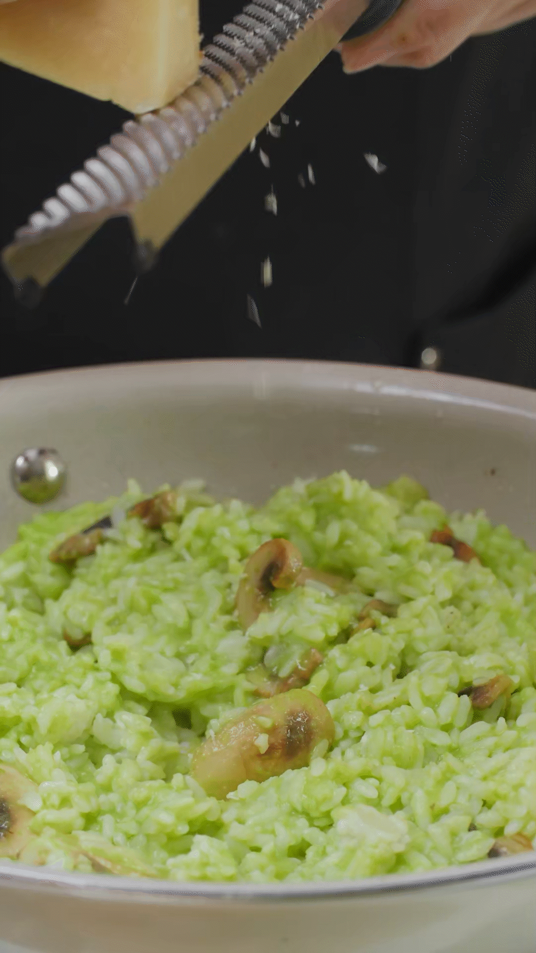 倒入豌豆泥、干酪、一塊黃油和黑胡椒海鹽調(diào)味
