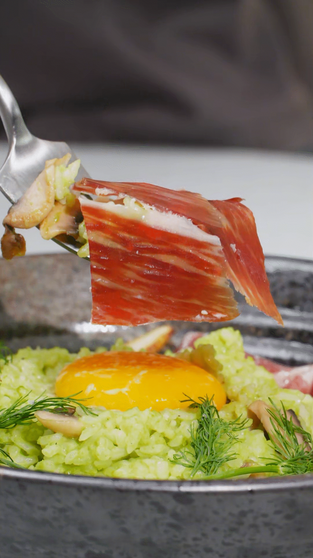 沿著碗邊依次放上：巴瑪火腿、玉米筍、蒔蘿