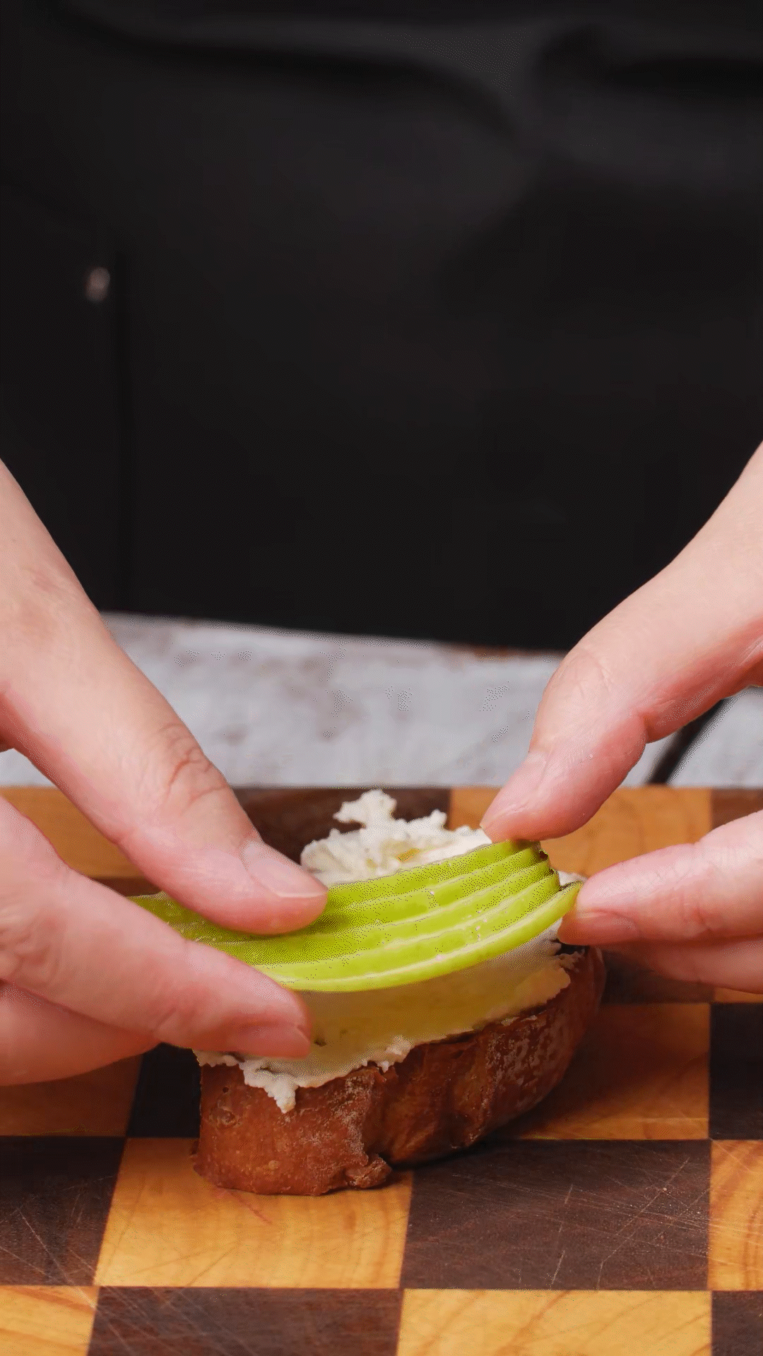 歐包抹上奶酪依次放上：蘋果、梨、藍(lán)莓
